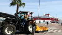 Des agriculteurs bloquent avec leurs tracteurs l'accès au terminal des ferries d'Ajaccio pour réclamer une aide financière de l'État face à la sécheresse, le 24 septembre 2026 en Corse
