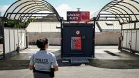 La police de l'environnement inspecte une station de lavage automobile à Saint-Quentin-en-Yvelines, près de Paris, le 5 août 2022