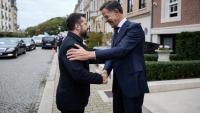 Photo diffusée par le service de presse de la présidence ukrainienne le 15 octobre 2026 montrant le président ukrainien Volodymyr Zelensky (g) et le secrétaire général de l'Otan Mark Rutte lors d'une rencontre en marge d'un sommet de l'UE à Bruxelles