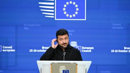 Le président ukrainien Volodymyr Zelensky lors d'une conférence de presse dans le cadre d’un sommet de l’UE à Bruxelles, le 16 octobre 2026