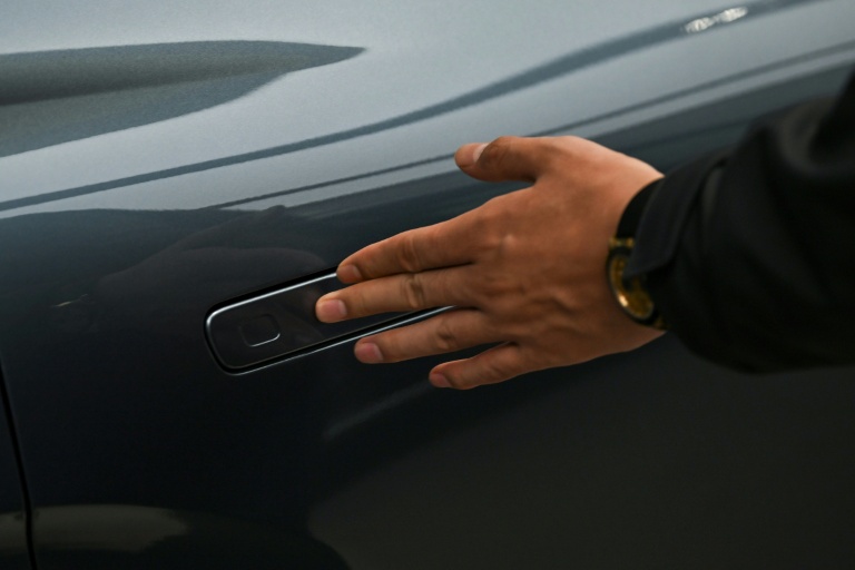 Une poignée de portière d'un véhicule électrique, dans une salle d'exposition à Pékin, le 3 février 2026