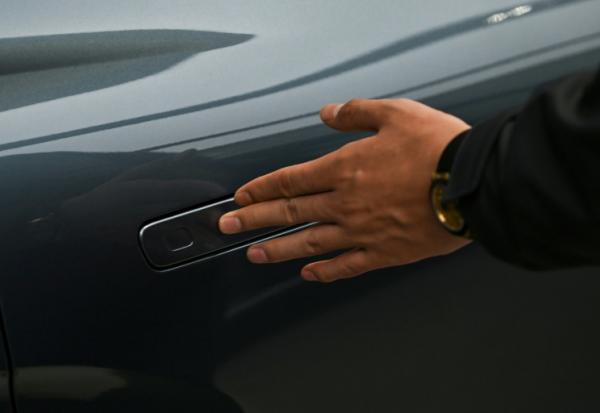 Une poignée de portière d'un véhicule électrique, dans une salle d'exposition à Pékin, le 3 février 2026