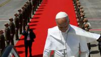 Photo prise et transmise le 12 juin 2026 par Vatican Media du pape Léon XIV montant à bord de son avion à l'aéroport de Los Rodeos, sur l'île de Ténérife, la plus grande île de l'archipel espagnol des Canaries  