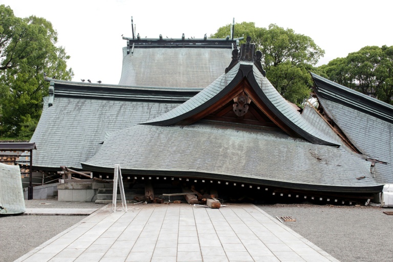Une partie du sanctuaire de Yatsushiro apparaît endommagée, après le tremblement de terre qui a frappé la région, dans la préfecture de Kumamoto, le 29 juillet 2026
