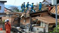 Des équipes de secours interviennent sur le site d’une maison endommagée lors du séisme du 28 juillet, à Yatsushiro, dans la préfecture de Kumamoto, Japon, le 30 juillet 2026