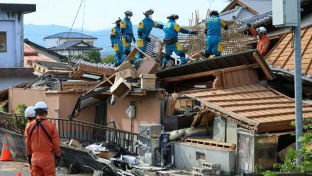 Des équipes de secours interviennent sur le site d’une maison endommagée lors du séisme du 28 juillet, à Yatsushiro, dans la préfecture de Kumamoto, Japon, le 30 juillet 2026
