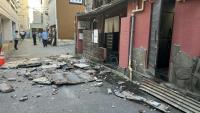 Le mur extérieur d'un commerce s'est effondré dans la ville de Kumamoto, après le séisme de magnitude 7,1 qui a frappé le sud du Japon, le 28 juillet 2026