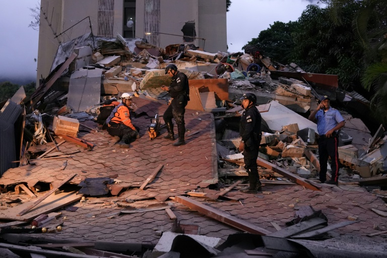 Un immeuble effondré à Caracas après un violent séisme, le 24 juin 2026
