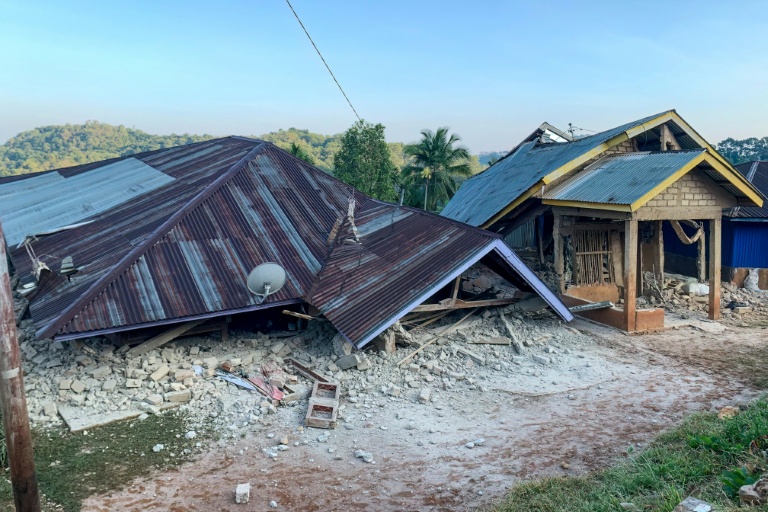 Des maisons endommagées sont visibles dans l'est de l'Indonésie, à la suite d'un séisme de magnitude 7,7 à Ruteng, dans le district de Manggarai, le 15 août 2026.