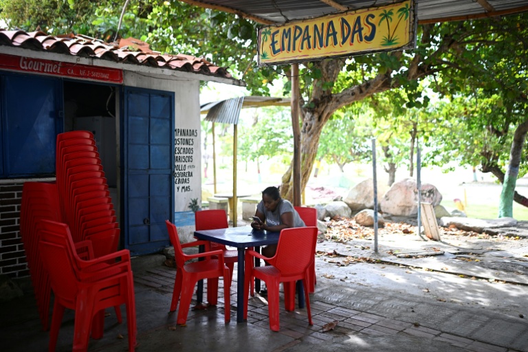 Faisuris Alvarez, 39 ans, devant son commerce d'empanadas, dans l'Etat vénézuélien de La Guaira, le 8 juillet 2026