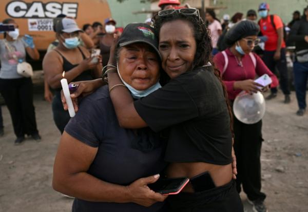 Des proches de victimes des séismes au Venezuela se rassemblent près de l'immeuble OPP de Caraballeda, le 24 juillet 2026