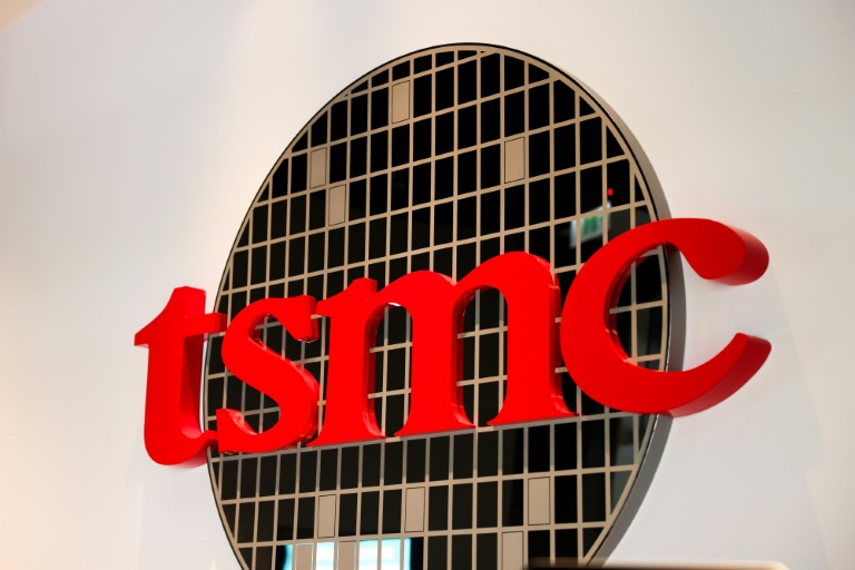 Le logo du géant taïwanais des semi-conducteurs TSMC,le 21 novembre 2021 à Hsinchu