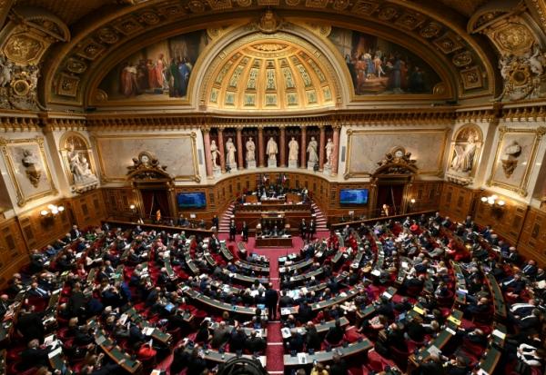 Vue montrant le Sénat français en séance, le 2 avril 2024 à Paris