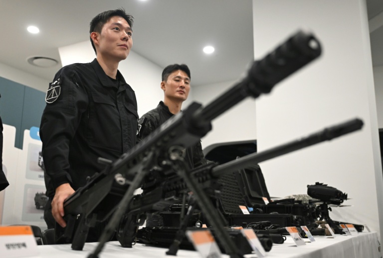 Des soldats sud-coréens présentent des armes lors d'un exercice de défense civile simulant une éventuelle attaque d'artillerie de la Corée du Nord, dans un abri à Séoul, le 20 août 2026, en marge d'un exercice militaire conjoint entre la Corée du Sud et les États-Unis baptisé 