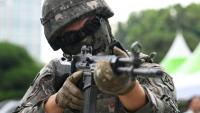 Des soldats sud-coréens participent à un exercice antiterroriste dans un hôtel à Séoul, le 19 août 2026, en marge d'un exercice militaire conjoint entre la Corée du Sud et les États-Unis baptisé "Ulchi Freedom Shield"