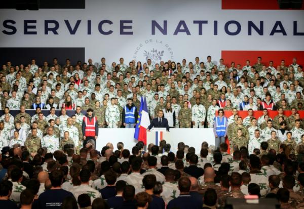 Le président Emmanuel Macron (C) présente le nouveau service national militaire lors d'un discours à Varces (Isère), le 27 novembre 2025