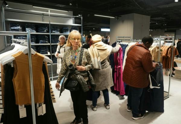 Clientes à l'ouverture de l'espace du géant du e-commerce Shein au Bazar de l'Hotel de Ville (BHV) à Paris le 5 novembre 2025.