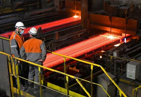Des brames d'acier en fusion dans l'usine ArcelorMittal de Dunkerque, le 11 février 2022
