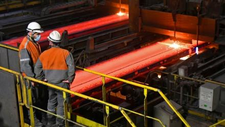 Des brames d'acier en fusion dans l'usine ArcelorMittal de Dunkerque, le 11 février 2022
