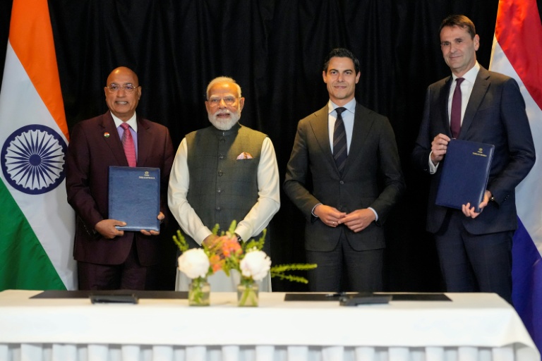 (g-d) Le PDG de Tata Electronics, Randhir Thakur, le Premier ministre indien Narendra Modi, le Premier ministre néerlandais Rob Jetten et le PDG d'ASML, Christophe Fouquet, après la signature de documents à La Haye, le 16 mai 2026 aux Pays-Bas