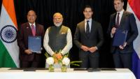 (g-d) Le PDG de Tata Electronics, Randhir Thakur, le Premier ministre indien Narendra Modi, le Premier ministre néerlandais Rob Jetten et le PDG d'ASML, Christophe Fouquet, après la signature de documents à La Haye, le 16 mai 2026 aux Pays-Bas