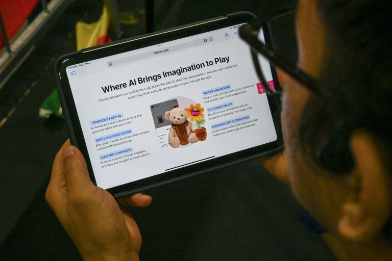 Un écran affiche un site web vendant un ours en peluche fabriqué à Singapour et doté d'intelligence artificielle, le 27 novembre 2025 à Singapour