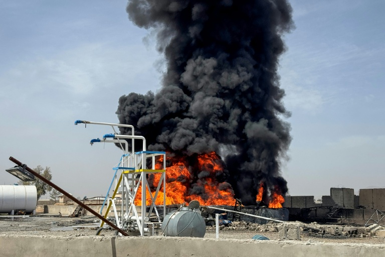 Des flammes au dépôt pétrolier de la compagnie aérienne Kam Air, touché par une frappe aérienne paskistanaise, près de l'aéroport de Kandahar, le 13 mars 2026 en Afghanistan