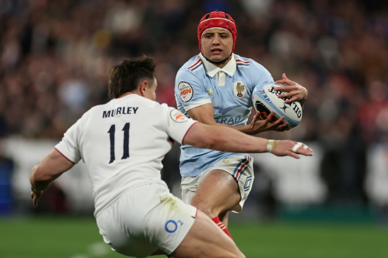 L'ailier du XV de France Louis Bielle-Biarrey (D) a marqué quatre essais contre les Anglais, lors de la victoire de la France face à l'Angleterre samedi en clôture du Tournoi des six nations 