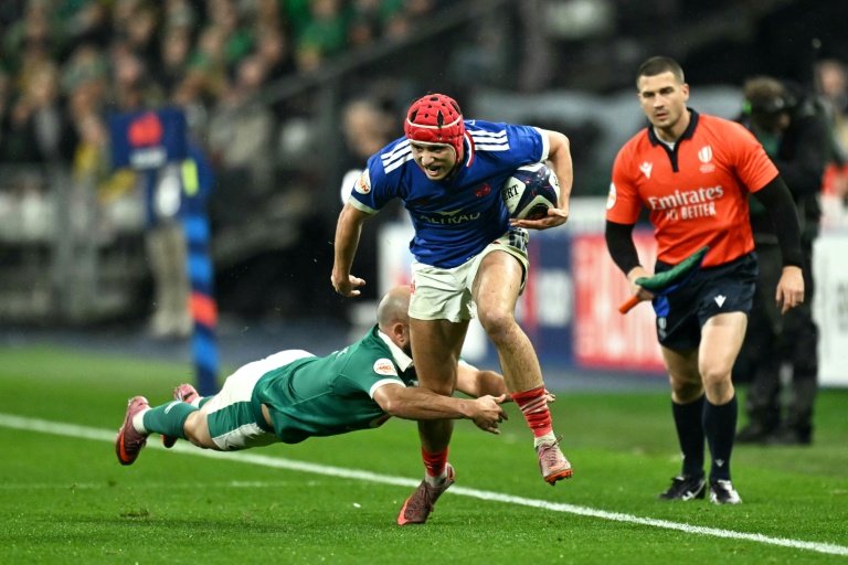 L'ailier du XV de France Louis Bielle-Biarrey échappe à un placage du demi de mêlée irlandais Jamison Gibson-Park, au Stade de France, à Saint-Denis, le 5 février 2026