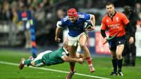 L'ailier du XV de France Louis Bielle-Biarrey échappe à un placage du demi de mêlée irlandais Jamison Gibson-Park, au Stade de France, à Saint-Denis, le 5 février 2026