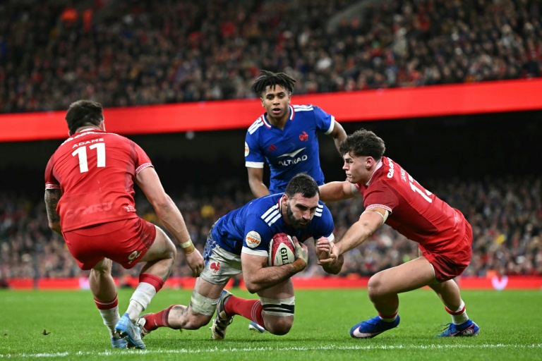 Le deuxième ligne français Charles Ollivon marque un essai contre le Pays de Galles lors du match du Tournoi des six nations samedi à Cardiff.