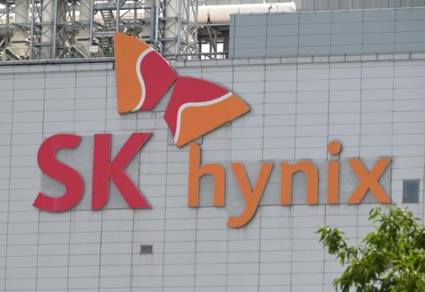 Le logo de SK hynix sur une usine du groupe à Icheon en Corée du Sud, le 29 juullet 2026.