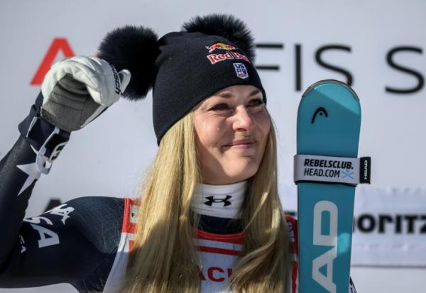 Lindsey Vonn pleure de joie sur le podium après sa victoire dans la descente de St Moritz, le 12 décembre 2025