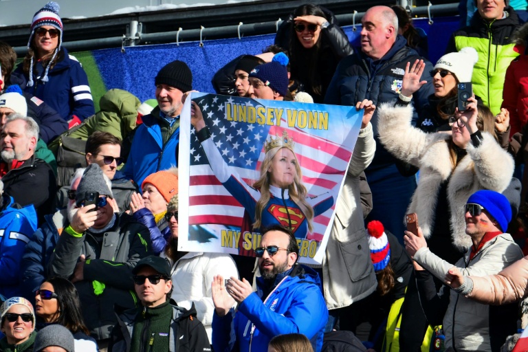 Des spectateurs avec une banderole célébrant Lindsey Vonn lors de la descente des JO-2026 le 8 février 2026 à Cortina