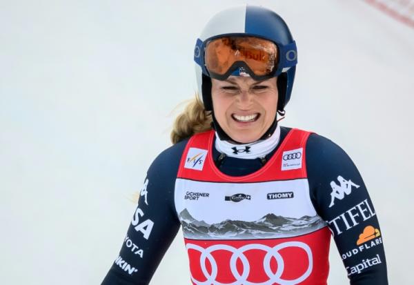 La star américaine Lindsey Vonn grimaçante après sa chute lors de la descente de Crans-Montana, en Coupe du monde de ski alpin, le 30 janvier 2026