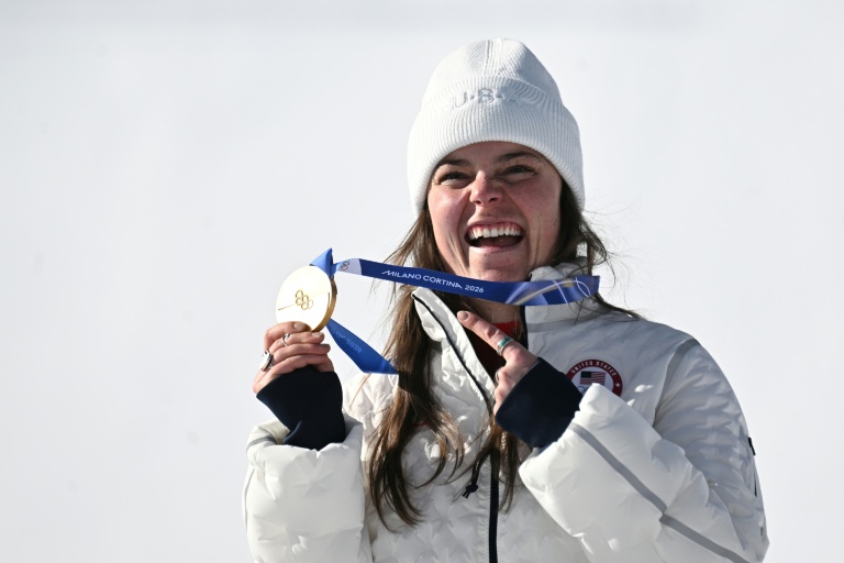 L'Américaine Breezy Johnson pose sur le podium avec s médaille d'or de la sescente, le 8 février 2026 à Cortina d'Ampezzo