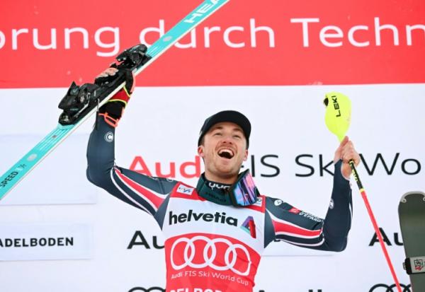 Paco Rassat célèbre sa victoire en slalom sur le podium d'Adelboden, en Suisse, le 11 janvier 2026