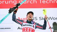 Paco Rassat célèbre sa victoire en slalom sur le podium d'Adelboden, en Suisse, le 11 janvier 2026