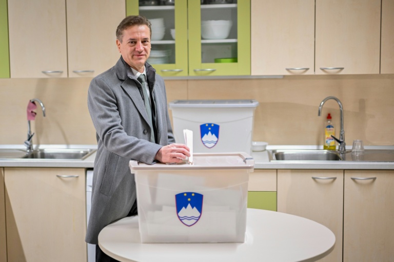 Le Premier ministre slovène Robert Golob vote le 22 mars 2026, aux élections législatives à Ljubljana, capitale de la Slovénie
