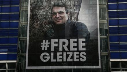 Un portrait géant du journaliste emprisonné en Algérie Christophe Gleizes, déployé sur la façade du siège du Conseil départemental des Bouches-du-Rhône, le 12 décembre 2025 à Marseille