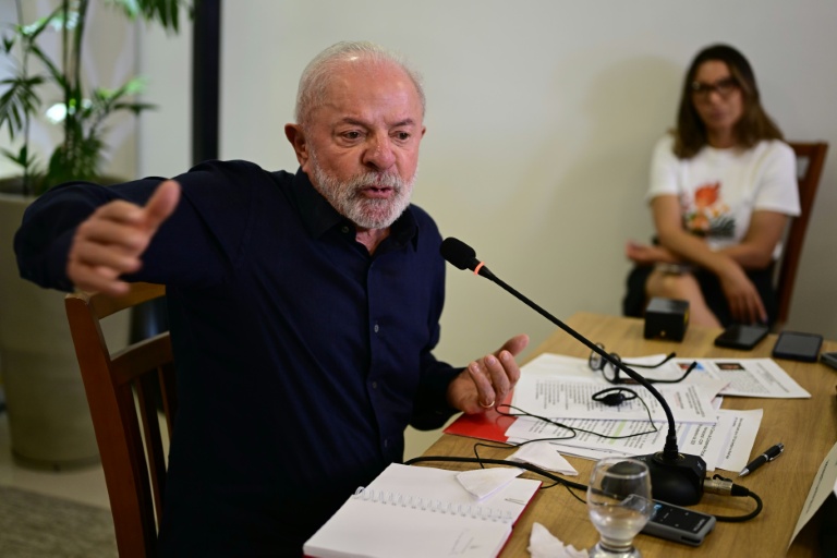 Le président brésilien Luiz Inacio Lula da Silva lors d'un entretien avec des agences de presse, avant la COP30, le 4 novembre 2025 à Belem, dans l'Etat du Para, au Brésil