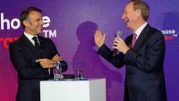 Le président français Emmanuel Macron et le PDG de Microsoft Brad Smith (à droite) lundi 13 mai 2024 au siège français du groupe informatique, à Issy-les-Moulineaux, au sud-est de Paris, à l'occasion de l'annonce d'un investissement de 4 milliards d'euros en France lors du sommet Choose France