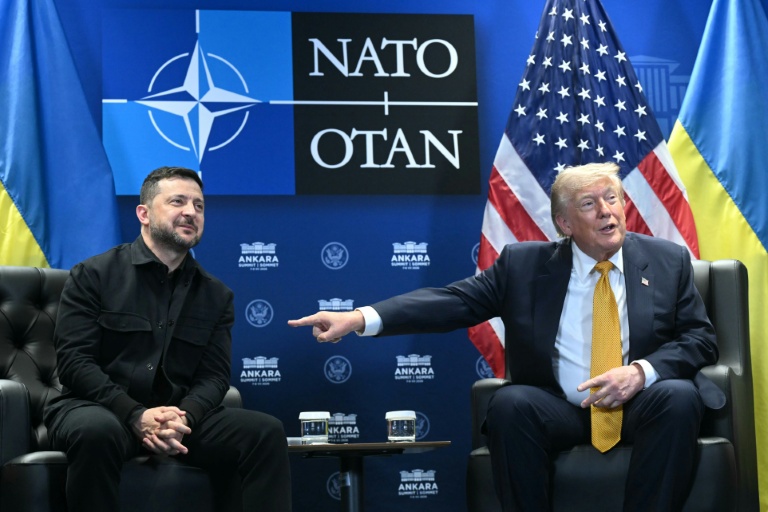 Le président ukrainien Volodymyr Zelensky (g) etl e président américain Donald Trump lors d'une rencontre en marge du sommet de l'Otan à Ankara, le 8 juillet 2026 en Turquie