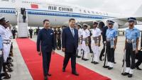Photographie prise et diffusée le 12 septembre 2026 par le Bureau d'information de presse indien (PIB) du président chinois Xi Jinping (D) à son arrivée à New Delhi, où se tient le sommet des BRICS 