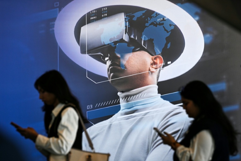 Des visiteuses au Sommet sur l'impact de l'IA, le 17 février 2026 à New Delhi, en Inde