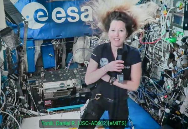 Sophie Adenot sur un écran lors d'un échange avec des journalistes au siège de l'ESA à Paris le 2 septembre 2026