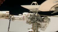 Photographie prise de la retransmission vidéo de la Nasa, le 18 août 2026 montrant Anil Menon et Sophie Adenot lors de leur sortie dans l'espace