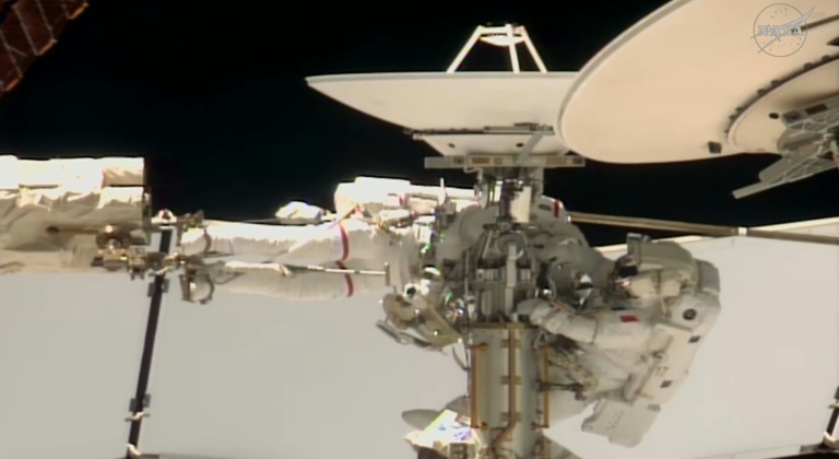 image tirée d'une retransmission vidéo en direct de la Nasa, le 18 août 2026, montrant l'astronaute de la Nasa Anil Menon (g) et l'astronaute de l'ESA Sophie Adenot (d) lors de leur sortie dans l'espace à l'extérieur de la Station spatiale internationale (ISS), avec pour objectif de remplacer une antenne de communication espace-sol sur le complexe orbital