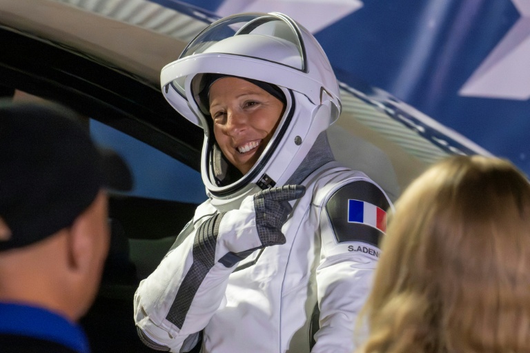 L'astronaute française Sophie Adenot pointe le drapeau français sur sa combinaison à Cape Canaveral en Floride, le 13 février 2026