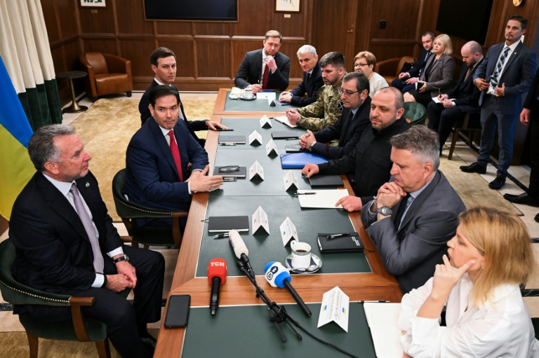Réunion entre la délégation ukrainienne et des hauts responsables américains à Hallandale Beach, en Floride, le 30 novembre 2025